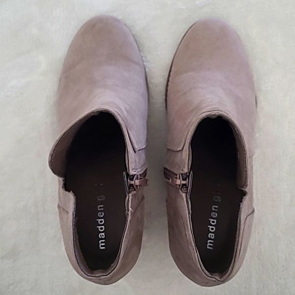 Madden Girl Greteel Wedge Bootie 8.5 Womens Hidden Heel Beige Closed Toe 3 Boho - Picture 8 of 14